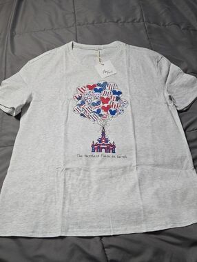 Disney The Happiest Place Light Gray Size L Tee - Patriotic Balloon Castle